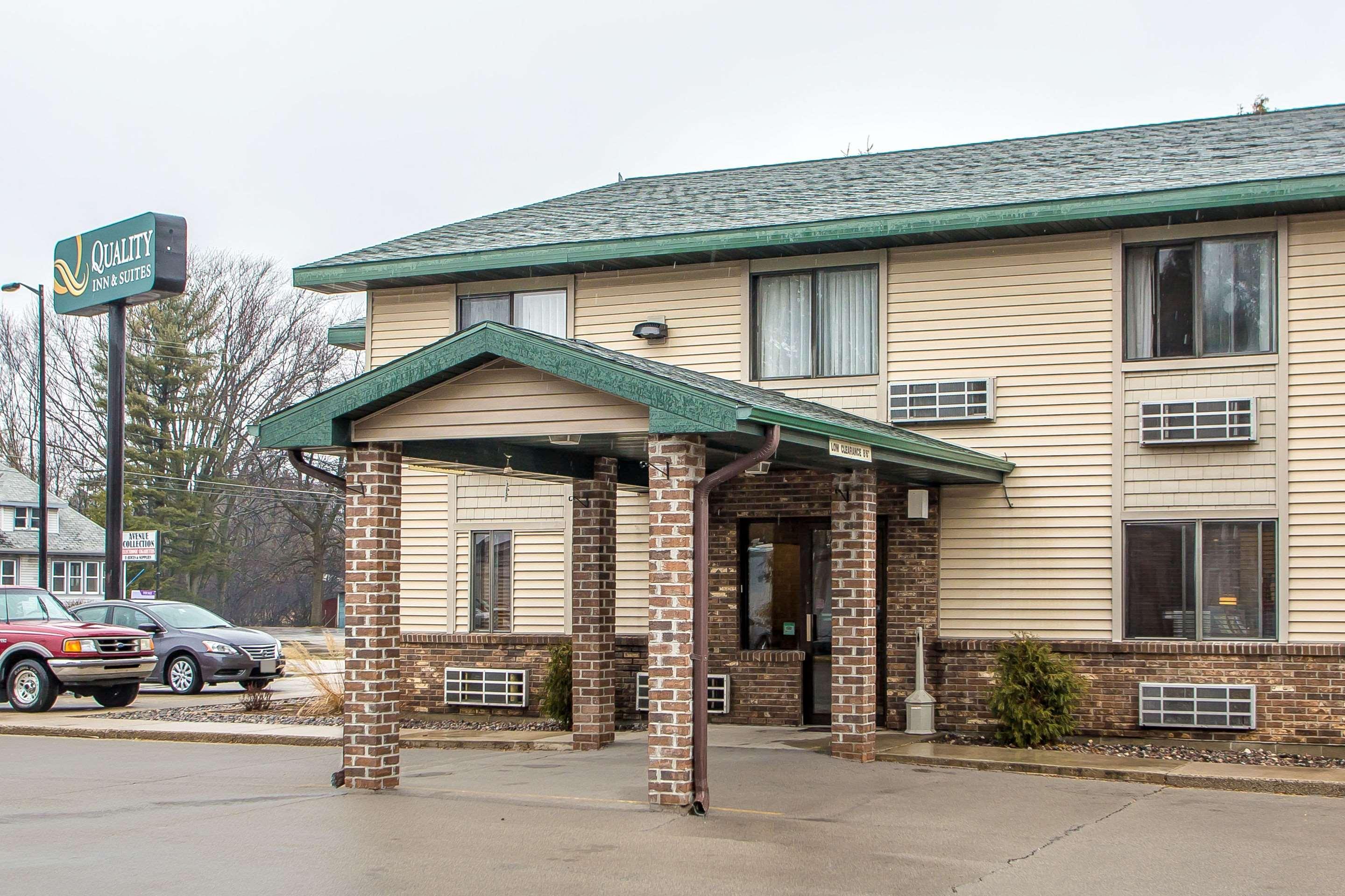 Quality Inn & Suites Marinette Екстериор снимка