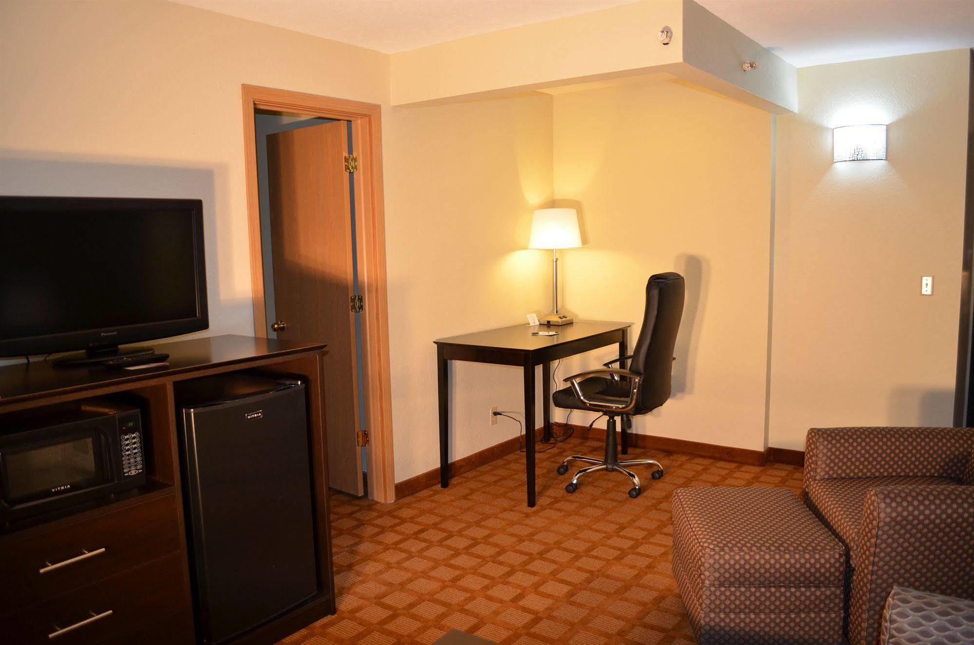 Quality Inn & Suites Marinette Екстериор снимка