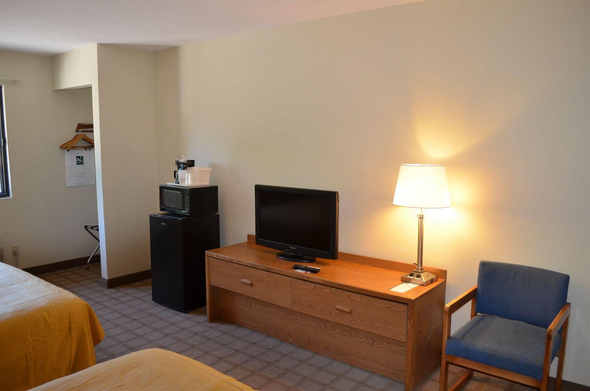 Quality Inn & Suites Marinette Стая снимка